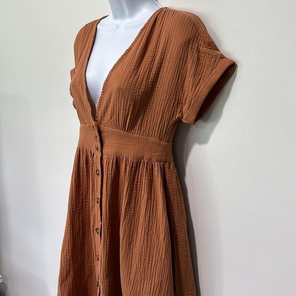 Plunging neck- button front dress - Picture 3 of 5